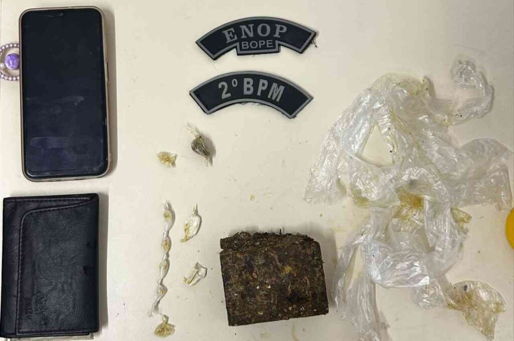 Venda de drogas por fresta de porta termina com mulher presa em Ibateguara