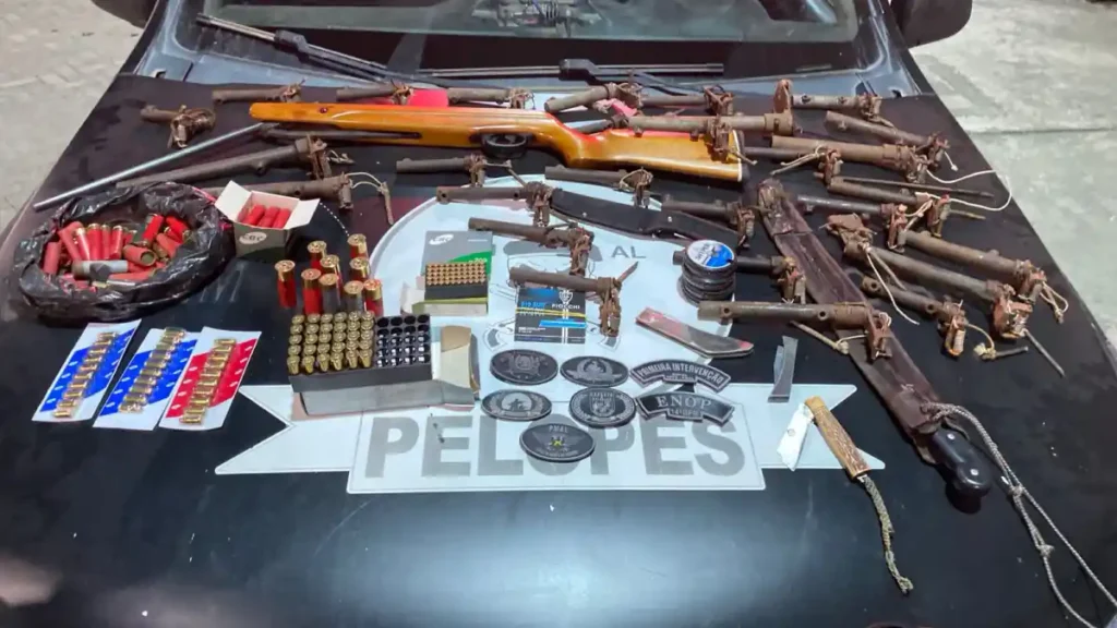 PM apreende 28 armas e centenas de munições na casa de suspeito de homicídio em Branquinha