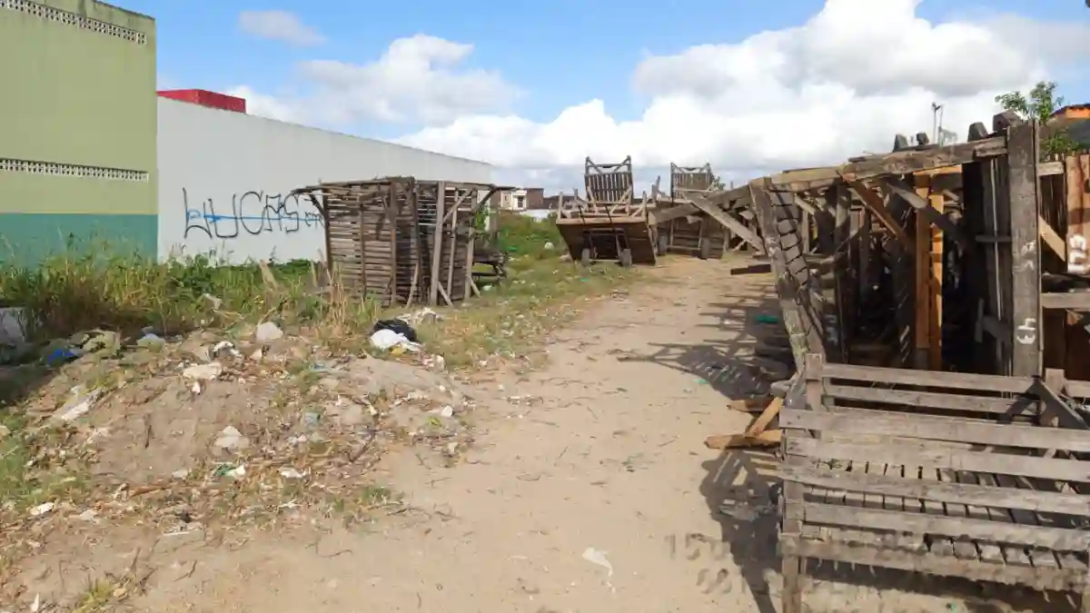 bancas de madeira armazenadas atras da casa da sopa na feirinha dos terrenos em uniao dos palmares