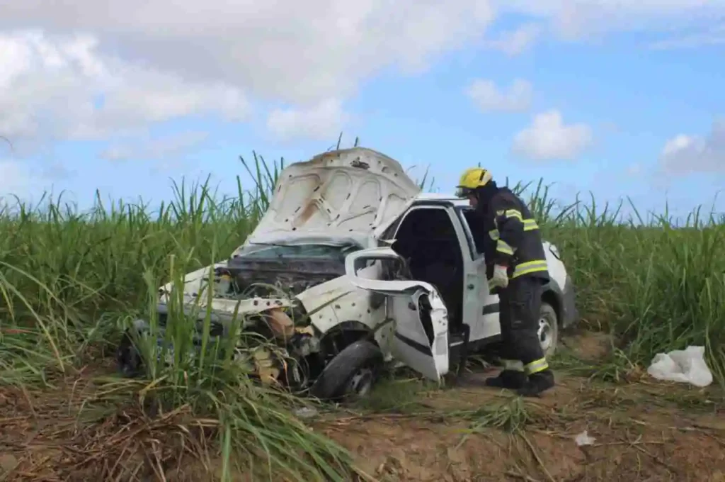Bombeiros salvam vítima de capotamento na BR-104, em União dos Palmares