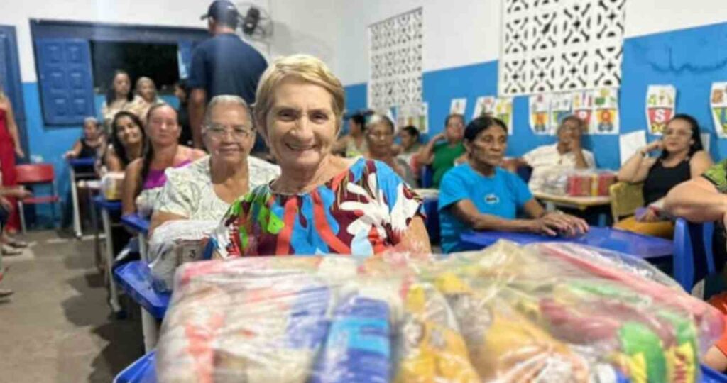 Prefeitura de Ibateguara distribui cestas básicas para alunos do EJA
