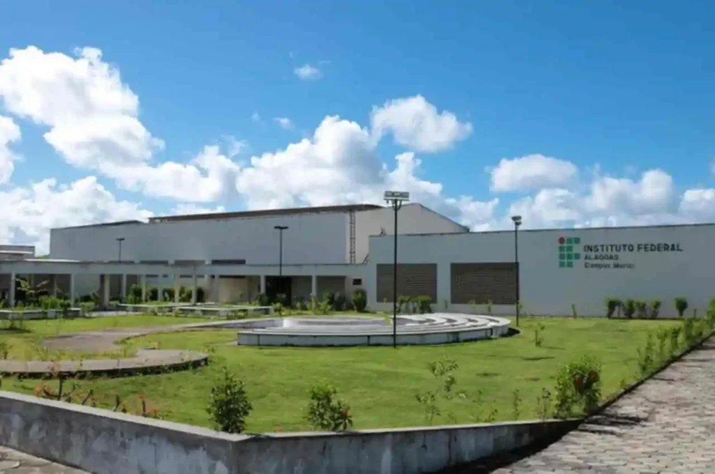 Ifal anuncia concurso para professores com 52 vagas e salários de até R$ 13 mil