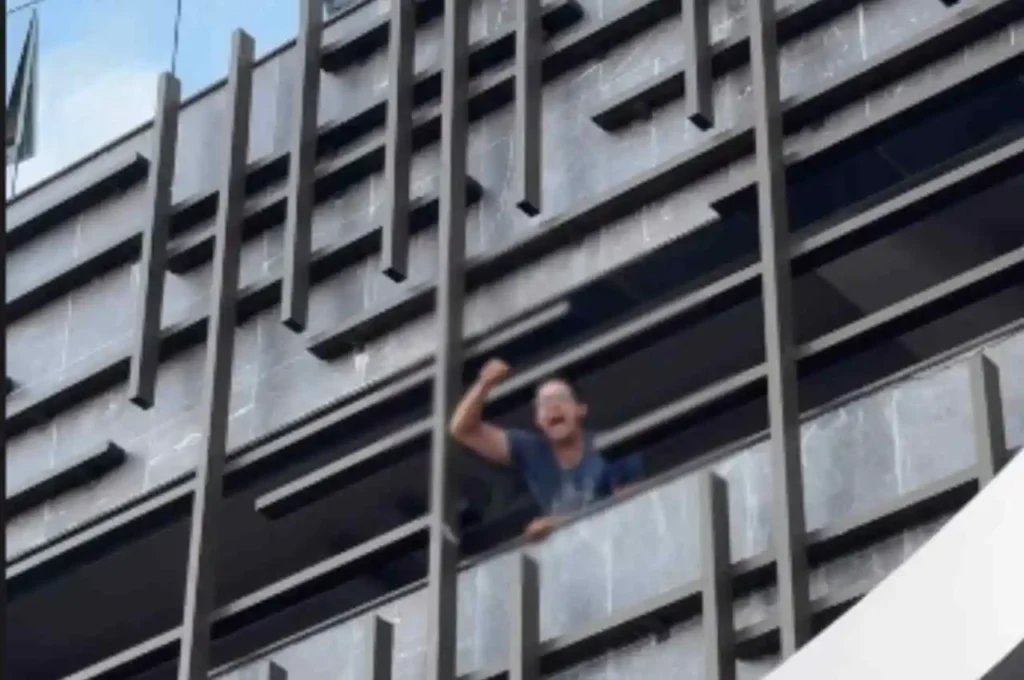 Homem grita “Bolsonaro” e chama manifestantes de “fascistas” durante protesto contra o feminicídio em Maceió