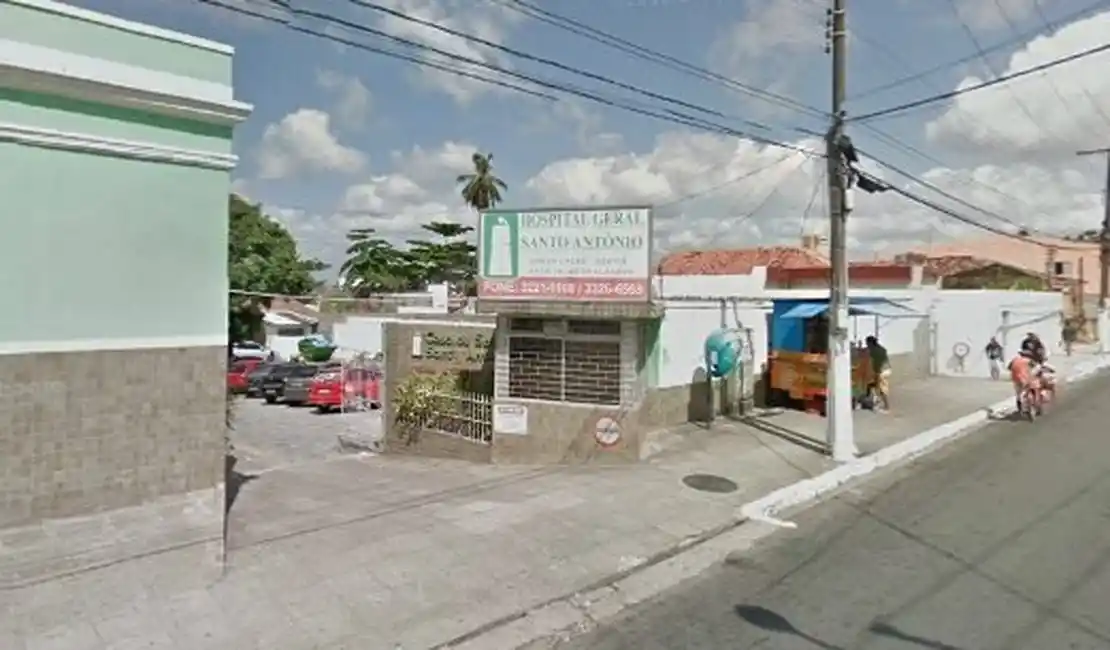 Fachada da Maternidade Santo Antônio, em Maceió, um dos hospitais citados pelo pai da bebê ao denunciar o “vai e vem” na busca por atendimento