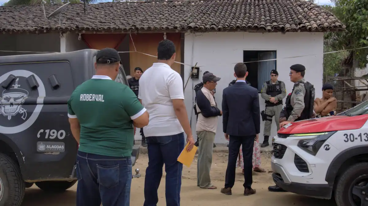 advogado e moradores discutem tentativa de despejo em fazenda da antiga usina laginha com presenca policial