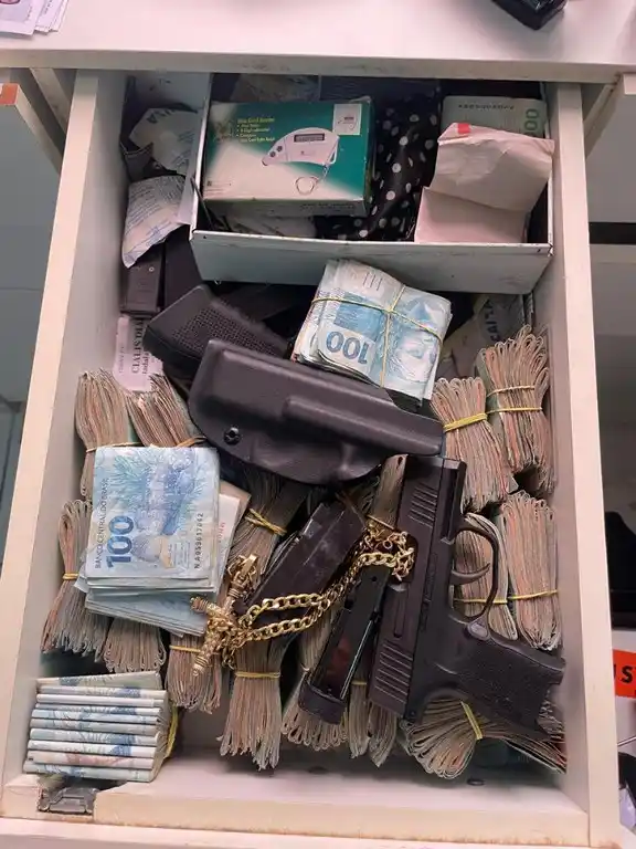 material apreendido durante a operacao estagio iv com dinheiro armas e objetos