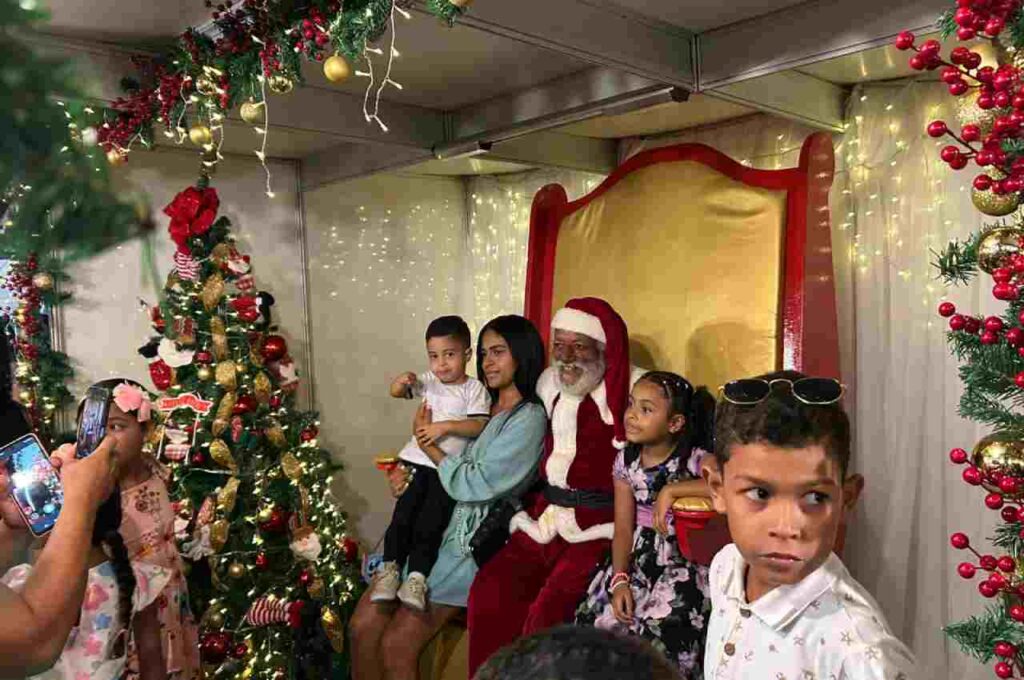 O Papai Noel negro Zé Carlos, do Distrito Timbó, durante a abertura do Natal em União dos Palmares.