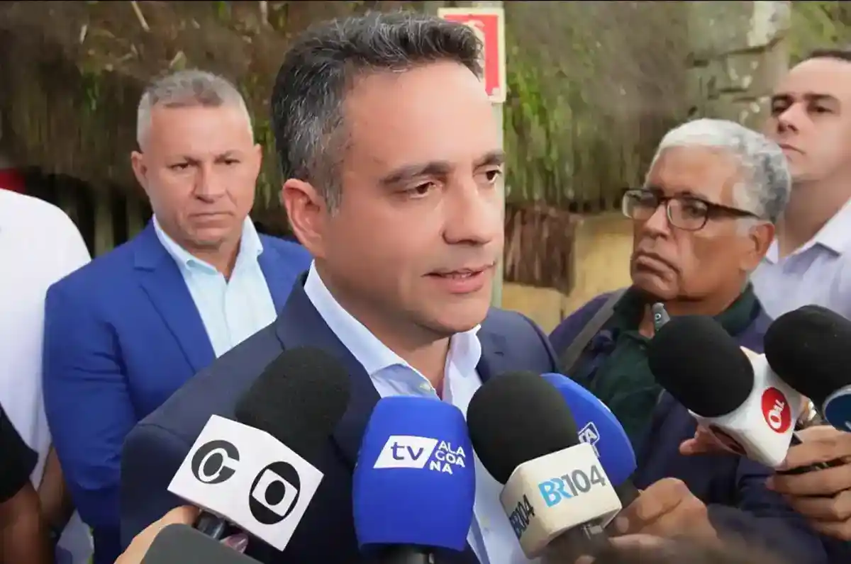 Governador Paulo Dantas fala à imprensa sobre o concurso do Corpo de Bombeiros de Alagoas cercado por microfones