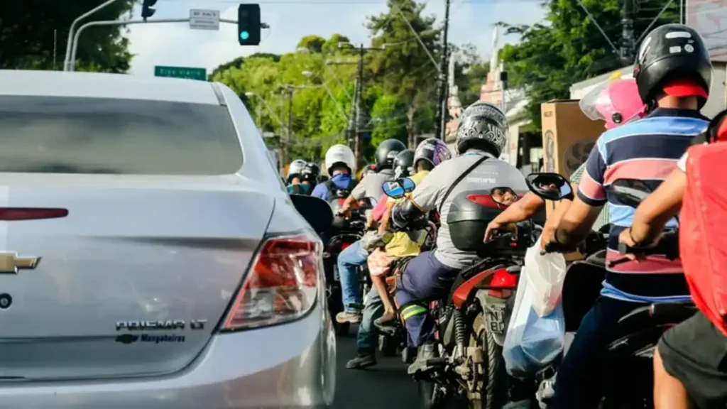 motociclistas e carros em transito urbano em alagoas ilustram impacto do ipva 2026 para proprietarios de veiculos