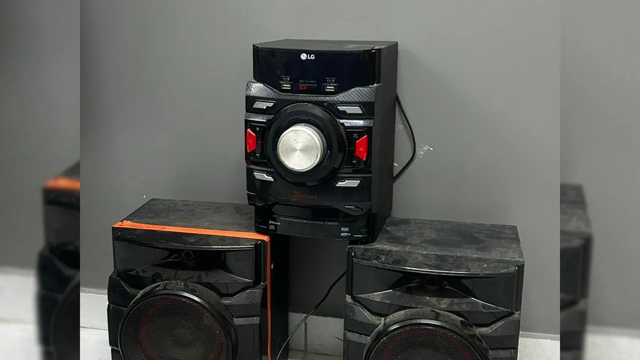 Microsystem da marca LG apreendido pela Polícia Militar durante ocorrência de perturbação do sossego, desacato e resistência no Distrito de Roçadinho, em Ibateguara. Reprodução / Polícia Militar