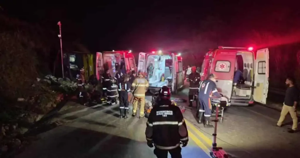 Bebê e quatro adultos morrem em acidente em MG com ônibus que partiu de AL