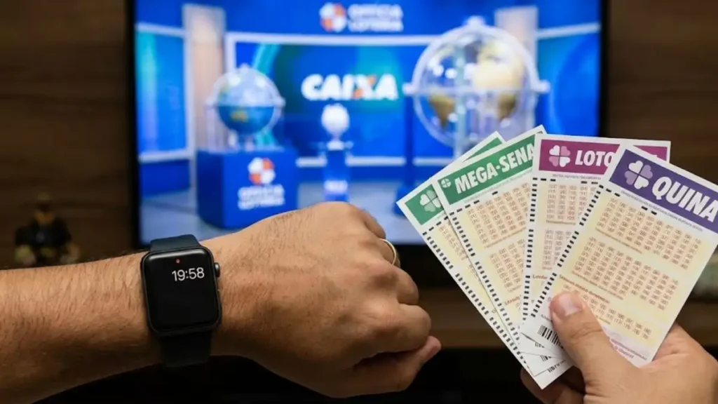 Apostador segura cartelas da Mega-Sena, Quina e Lotofácil enquanto confere o horário no relógio, com sorteio da Caixa na TV ao fundo