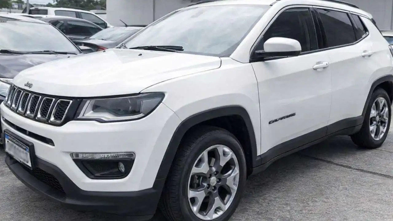Jeep Compass branco apreendido, alvo de investigação do Ministério Público após ser flagrado pela PRF com placa clonada.