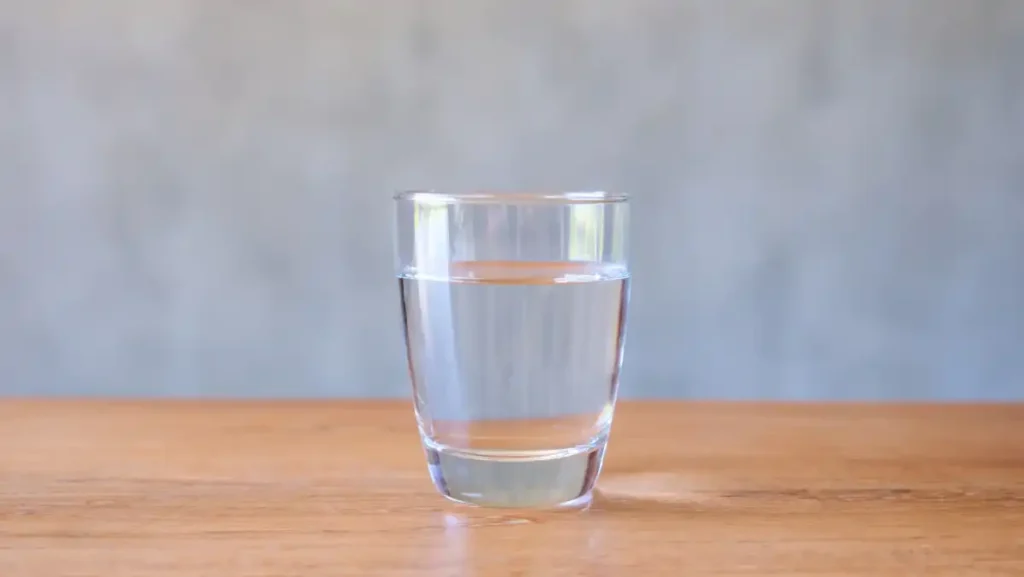 O que significa colocar um copo de água com sal atrás da porta?