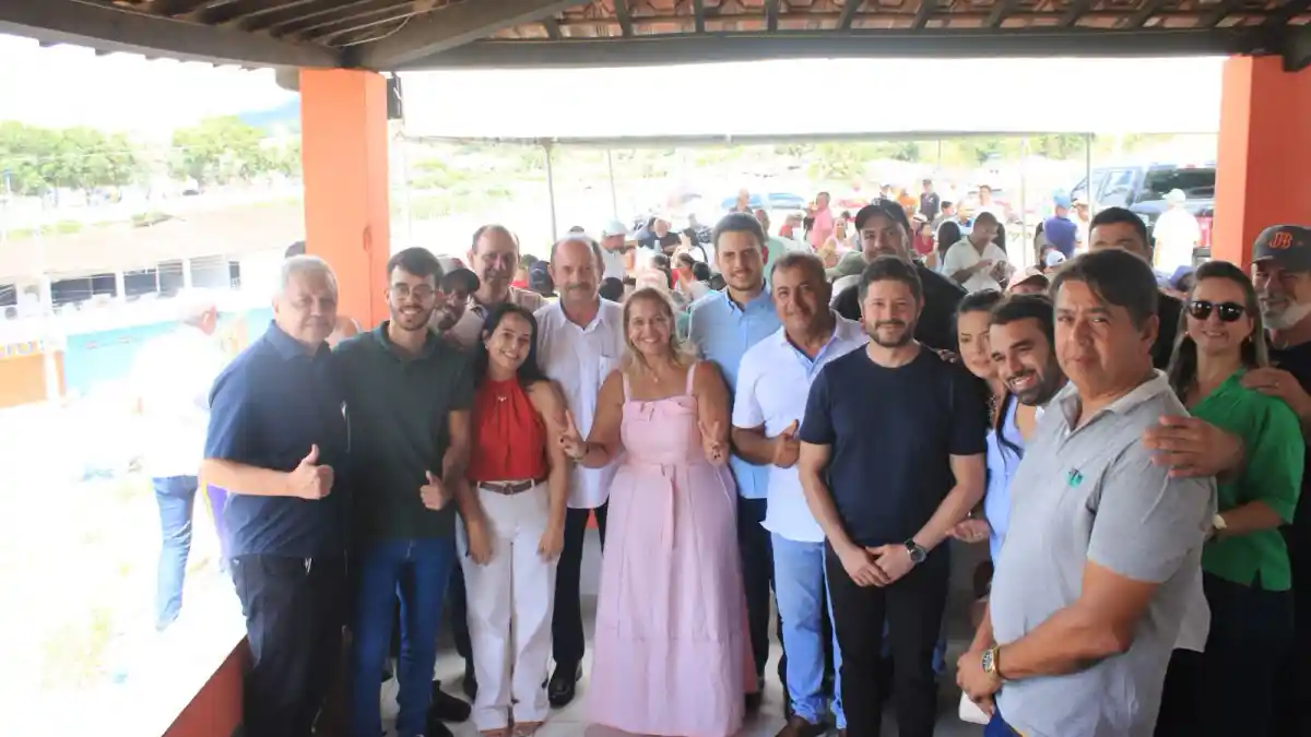 Fabrícia Veras e Antonio Albuquerque posam com aliados em encontro político com grupo reunido e público ao fundo