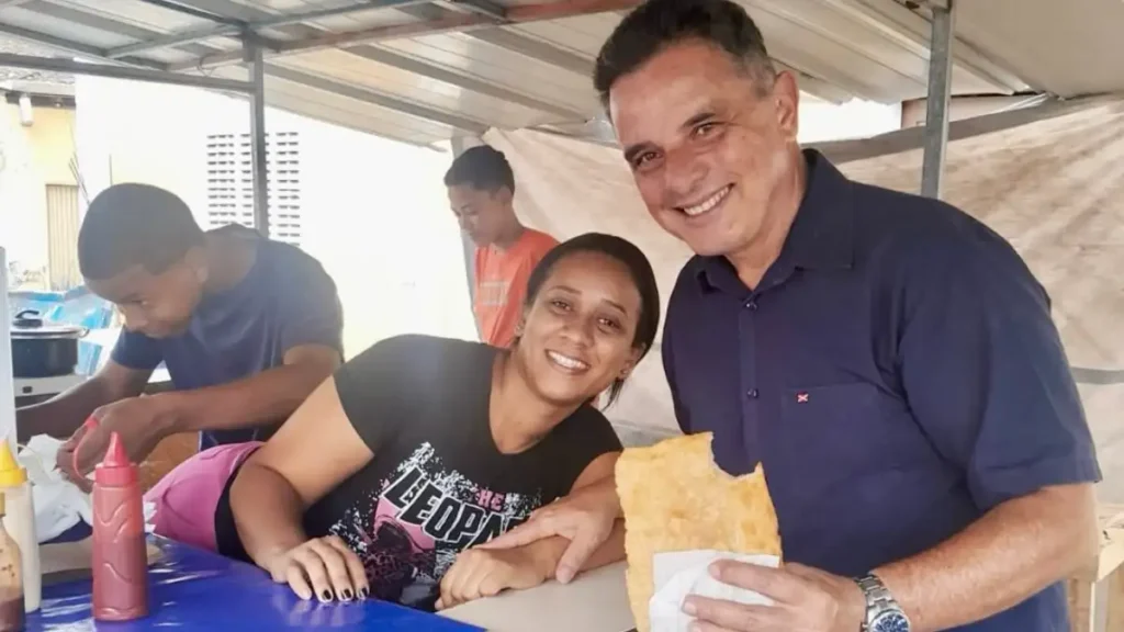Um ano após deixar a prefeitura, Areski Freitas come pastel no Robertão