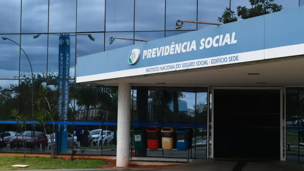 Fachada do prédio da Previdência Social (INSS) com placa “Previdência Social” na entrada do edifício-sede