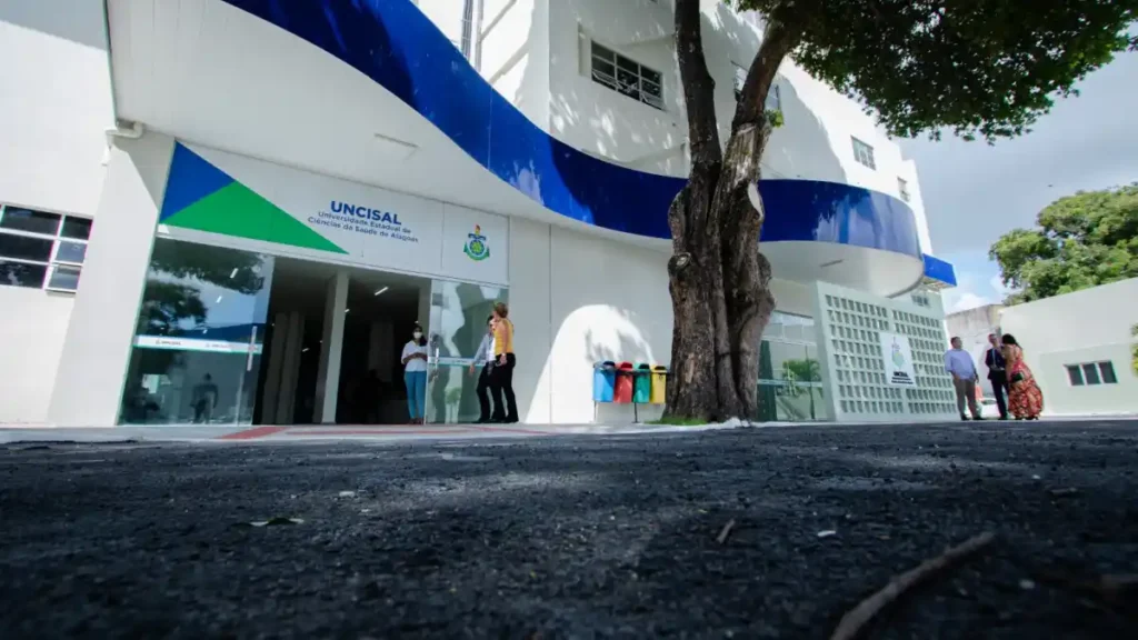 Professora da Uncisal pede exoneração e terá de devolver R$ 111 mil ao Estado