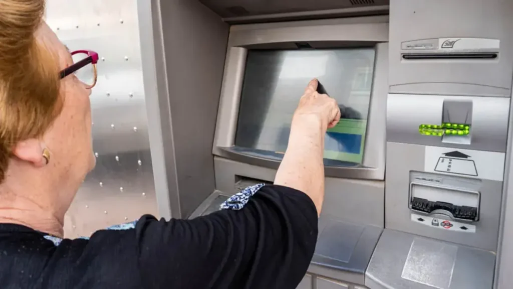 Alagoas fixa piso de aposentadoria em R$ 1.621 e teto em R$ 8,4 mil para 2026; saiba detalhes