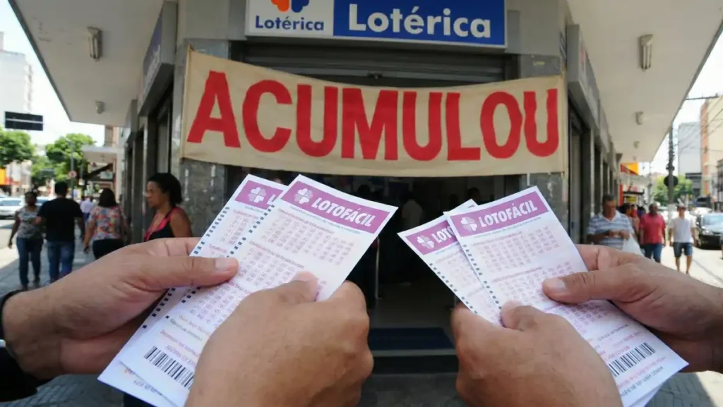apostadores seguram volantes da Lotofácil em frente a lotérica com faixa “acumulou” anunciando prêmio acumulado