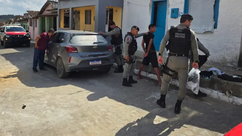 policia militar intercepta veiculo e aborda suspeitos durante tentativa de fuga em sao jose da laje