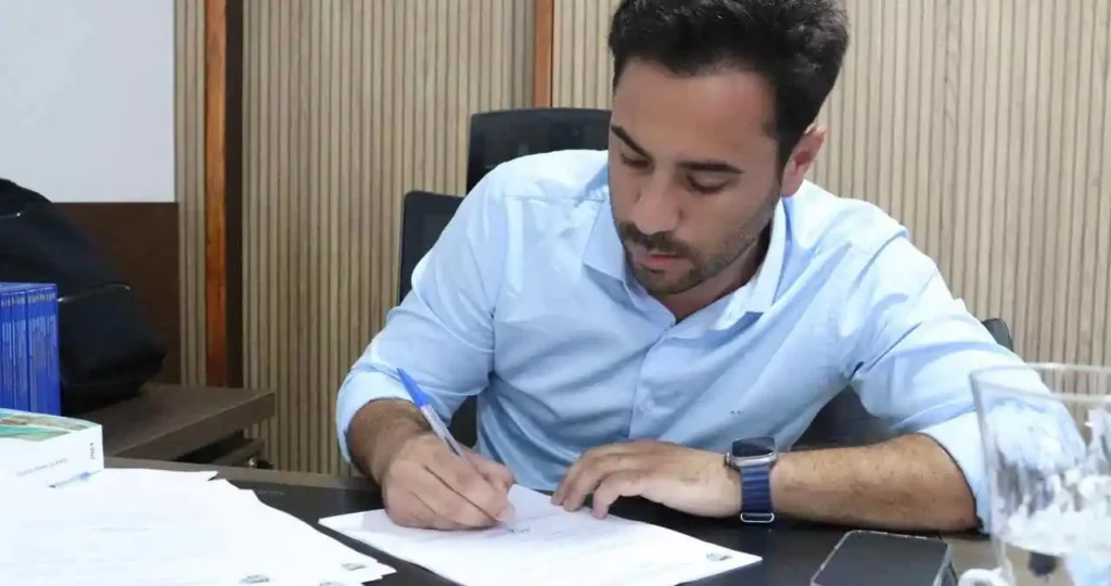 Prefeito André Castro libera abono salarial para professores em Santana do Mundaú