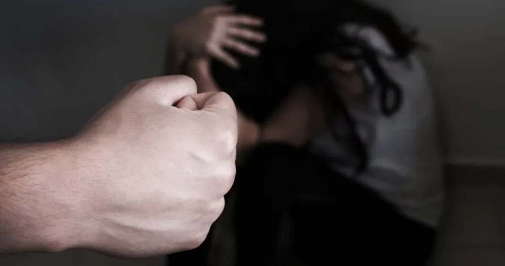 Homem embriagado é preso em União após agredir esposa com facão e enteada com madeira