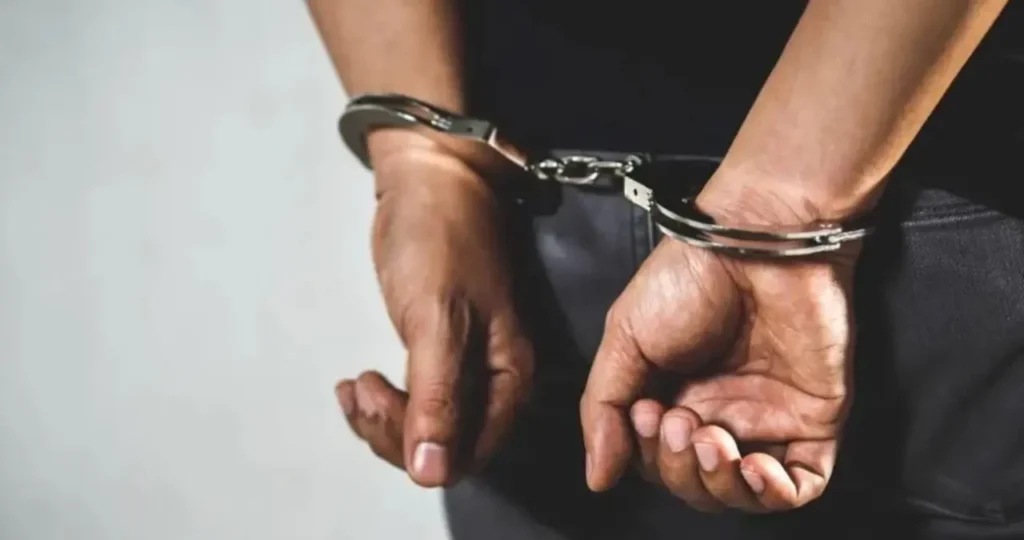 Homem é preso por tráfico de drogas próximo a escola estadual em Murici