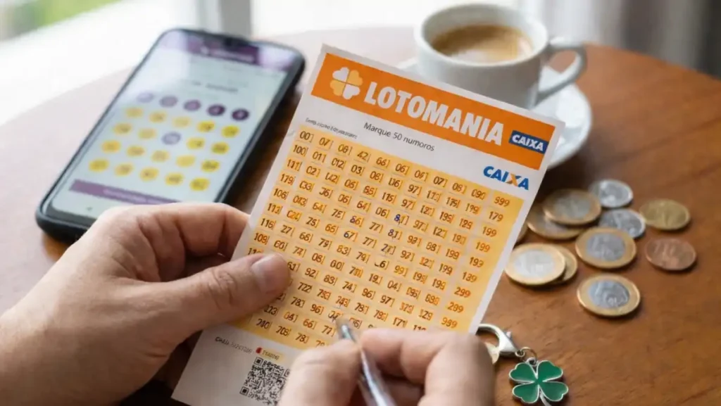 apostador marca dezenas no volante da Lotomania em mesa com celular ao lado, xícara de café e moedas