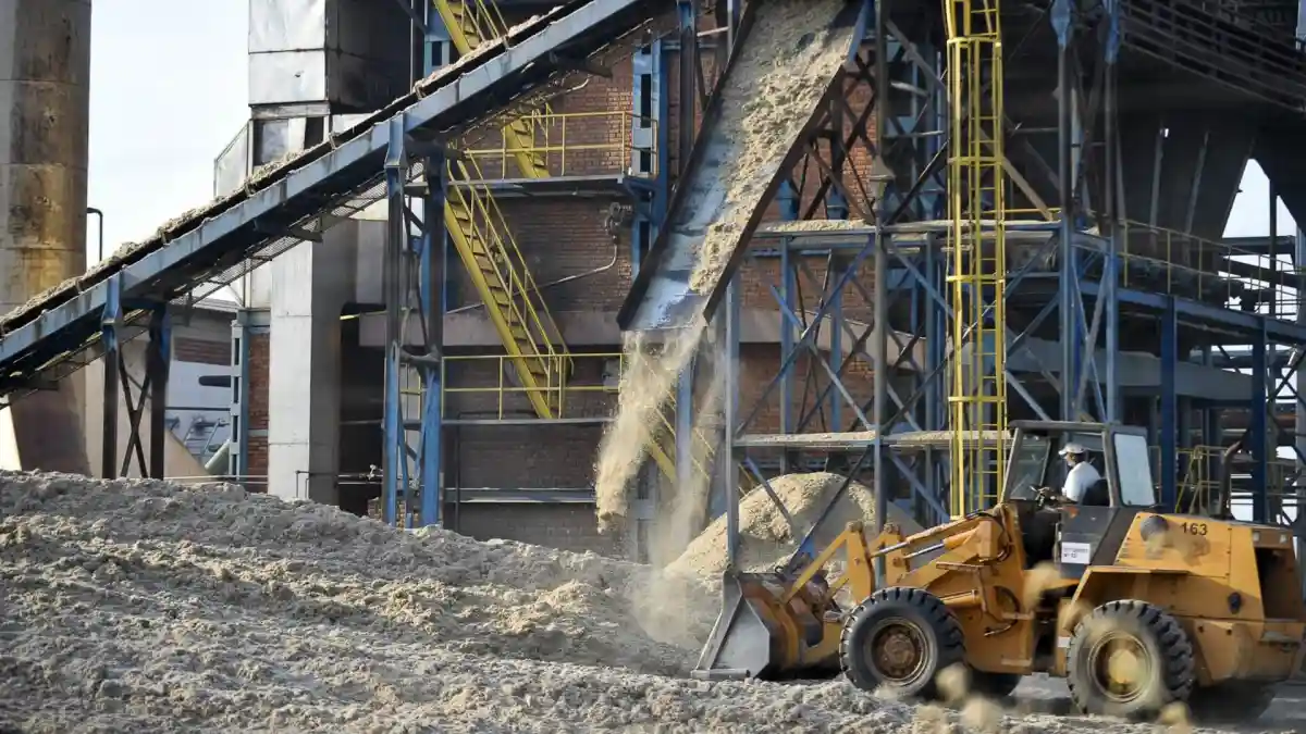 usina de cana-de-açúcar em operação com esteiras transportadoras e maquinário industrial