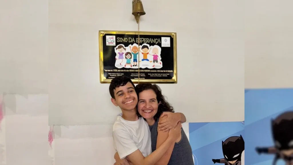 Após dois anos de luta contra a leucemia, adolescente toca o Sino da Esperança na Santa Casa de Maceió