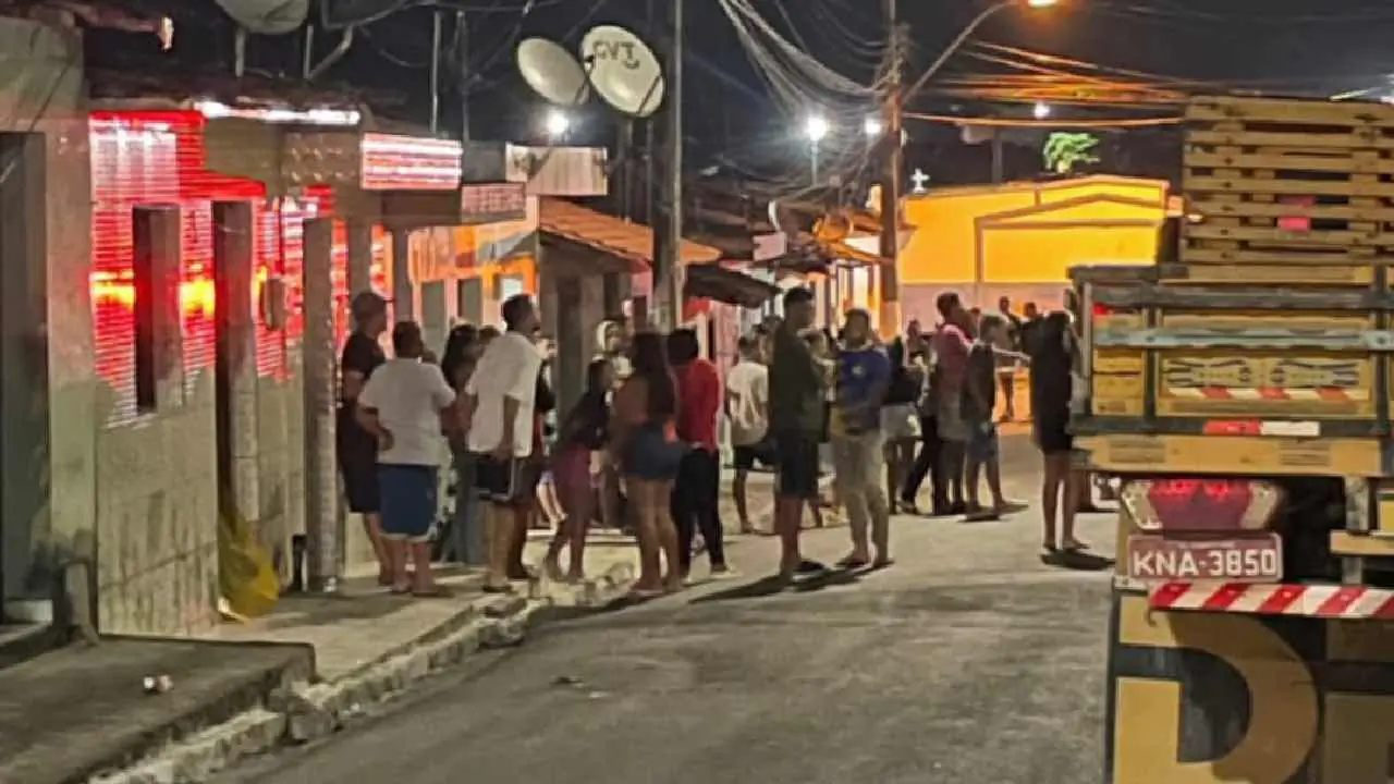 Imagem mostra moradores reunidos na via pública enquanto a Polícia Militar realizava o isolamento da área e os primeiros levantamentos. Foto: reprodução 