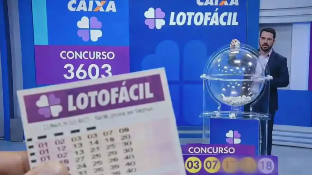 Bilhete da Lotofácil em primeiro plano diante da tela com sorteio da Caixa e indicação do concurso 3603