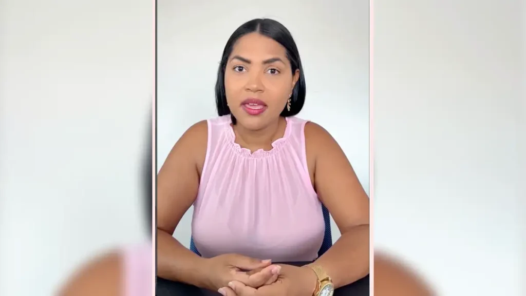 Jéssica Batista, conselheira, aparece sentada e falando para a câmera em vídeo vertical, usando blusa rosa-clara sem mangas, com fundo branco.