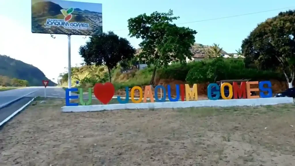 Letreiro “Eu amo Joaquim Gomes” às margens da rodovia na entrada do município de Joaquim Gomes, em Alagoas