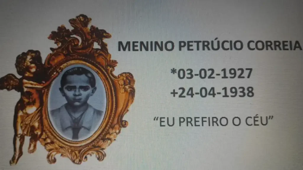 Arte com retrato do Menino Petrúcio Correia em moldura dourada e as datas 03/02/1927 e 24/04/1938 em homenagem em Maceió