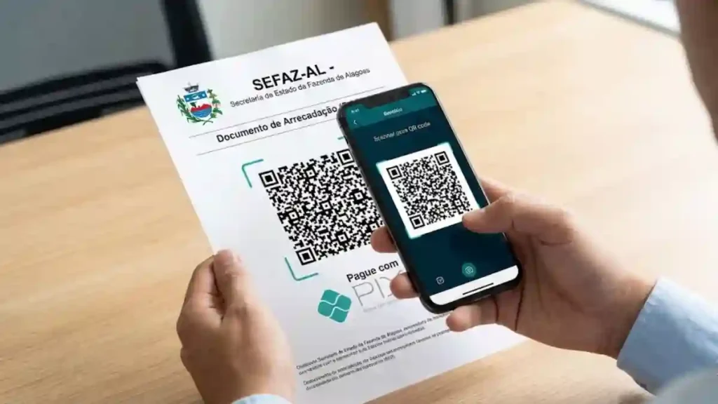Pessoa escaneando QR Code com celular em documento de arrecadação da Sefaz-AL para pagamento de tributo em Alagoas