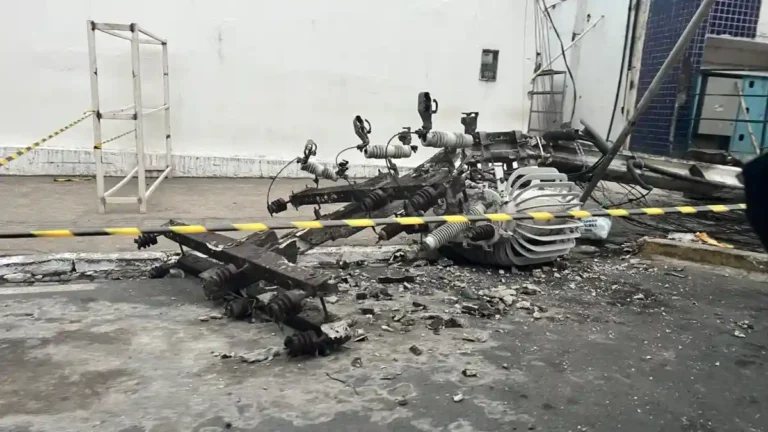 Poste cai em frente à prefeitura de União dos Palmares e assusta motoristas