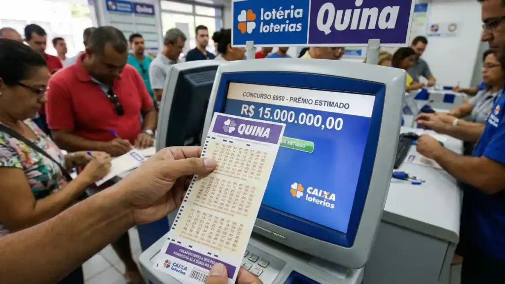 Pessoa segura volante da Quina em casa lotérica, com terminal da CAIXA ao centro exibindo prêmio estimado e clientes ao fundo