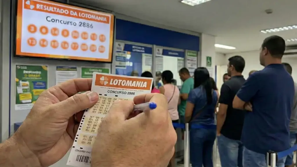 Apostador preenche volante da Lotomania do concurso 2886 dentro de lotérica enquanto painel exibe o resultado do sorteio ao fundo