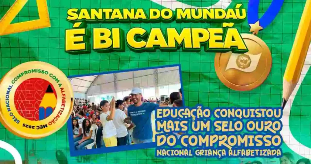 Arte gráfica com fundo verde simulando papel quadriculado, celebrando o título de bi-campeã de Santana do Mundaú. No topo, o texto "SANTANA DO MUNDAÚ É BI CAMPEÃ" em letras amarelas. Ao centro, uma foto do prefeito André Castro com estudantes e outra foto inferior mostrando uma turma de creche com professoras vestindo rosa e verde. À esquerda, o selo circular do MEC "Compromisso com a Alfabetização 2025" e à direita uma medalha de ouro.