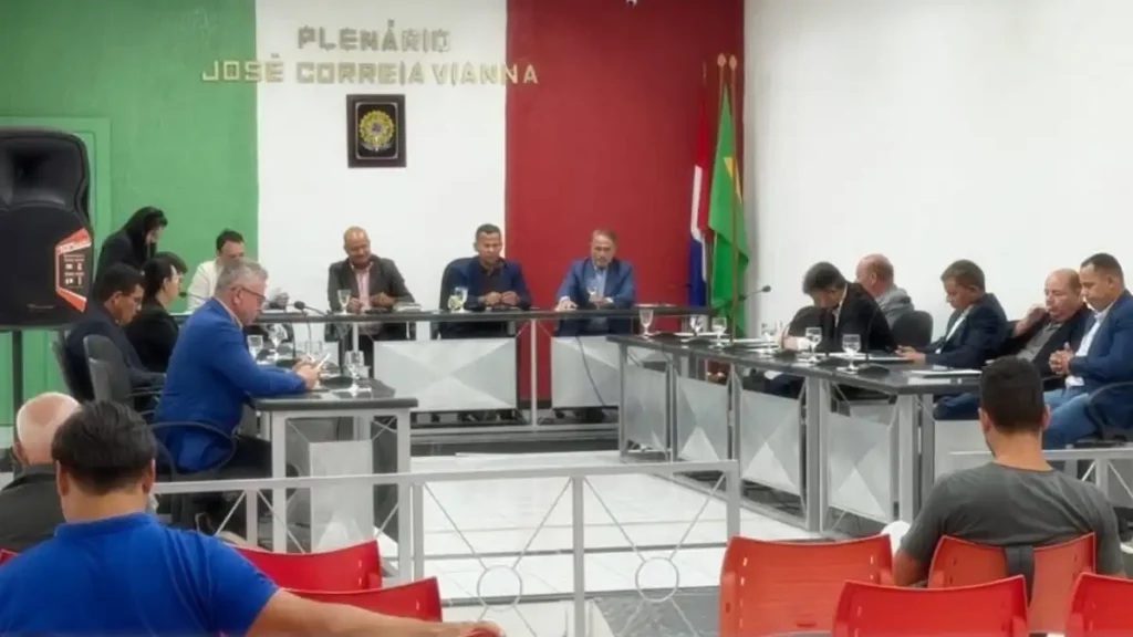 Vereadores participam de sessão no plenário José Correia Vianna, na Câmara Municipal de União dos Palmares, com público sentado nas cadeiras ao fundo
